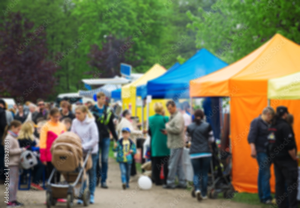 Obraz premium Blurred image of people on food market.