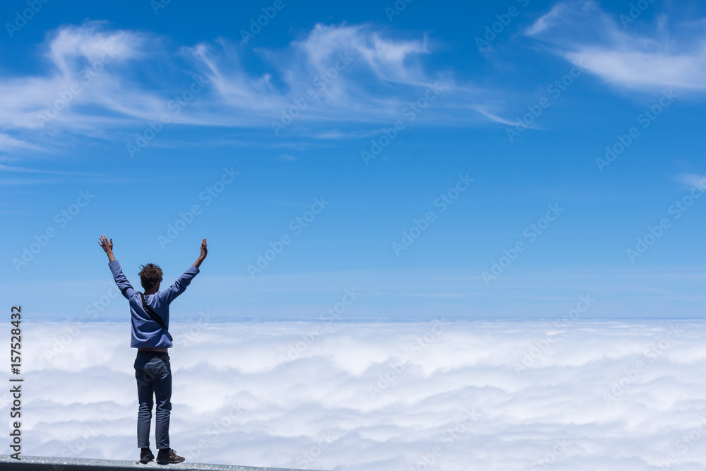 Homme libre au-dessus des nuages