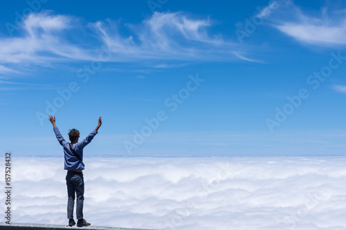 Homme libre au-dessus des nuages photo