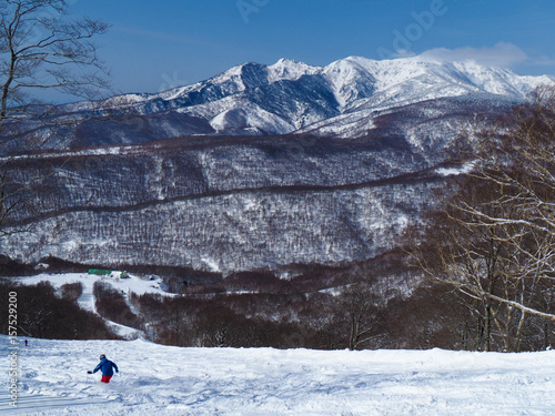 ホワイトワールド尾瀬岩鞍からの絶景 snow mountains viewed from a ski slope