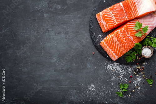 Obraz na płótnie Raw salmon fish fillet on black background