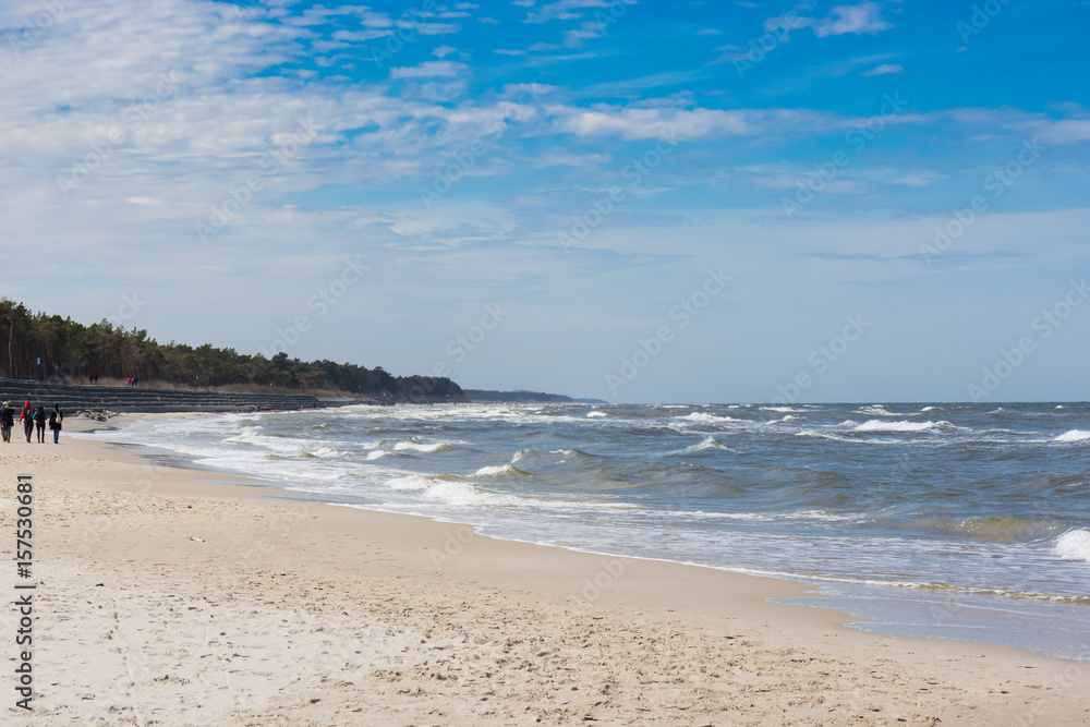 Spacer plażą nad Morzem Bałtyckim w wietrzny, wiosenny dzień Spacer plażą nad Morzem Bałtyckim w wietrzny, wiosenny dzień