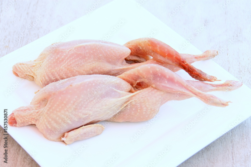 cailles crues,viande,aliment isolé dans assiette