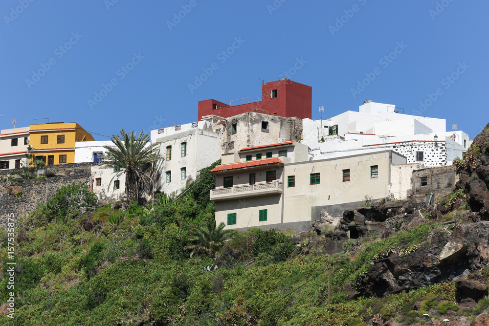 Charakterystyczna zabudowa na hiszpańskiej wyspie Tenerife Charakterystyczna zabudowa na hiszpańskiej wyspie Tenerife