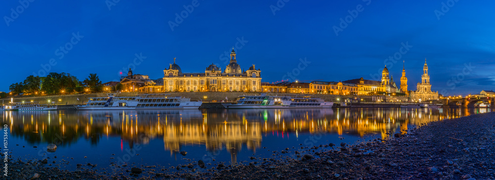 Blick von den Elbwiesen Dresden auf die dresdner Altstadt 28.5.17