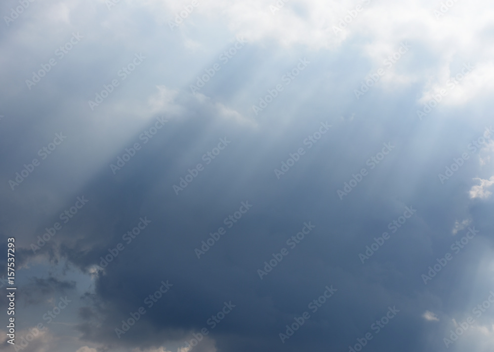 青空と雲間から太陽の光が射す光景（成功、舞い降りる、天使、降臨などのイメージ）