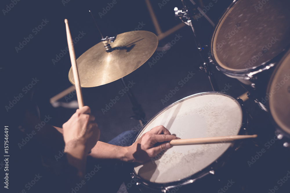 Obraz premium Drummer playing drums