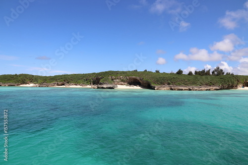 Fototapeta Naklejka Na Ścianę i Meble -  沖縄人気のリゾート地、宮古島の透き通る空と海