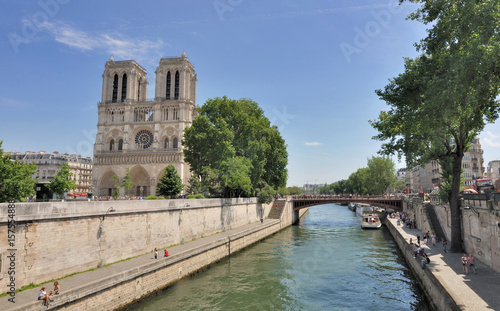  Notre Dame de Paris en bord de Seine 