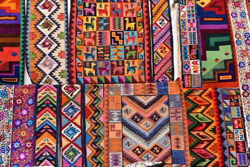 Tissus colorés du marché inca de Pisac au Pérou