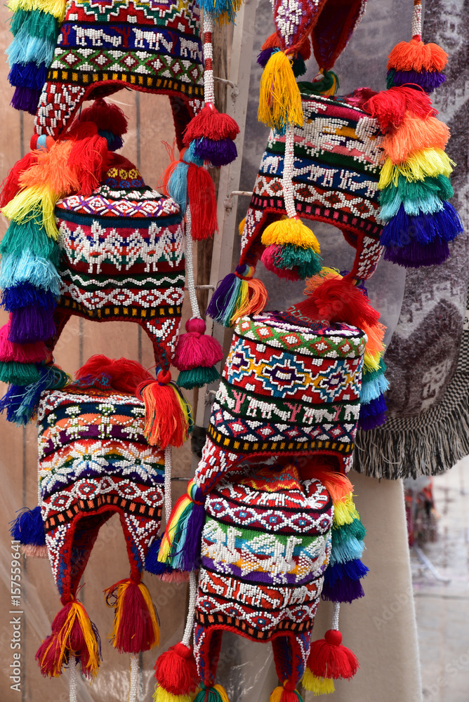 Bonnets péruviens au marché inca de Pisac au Pérou
