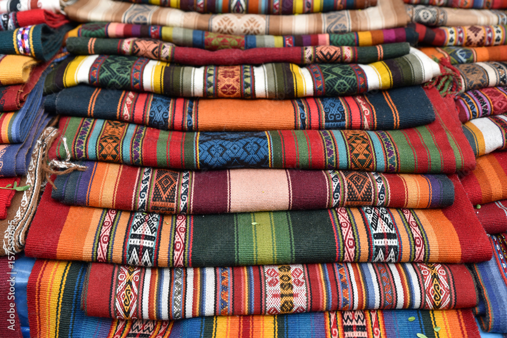 Tissus indiens au marché inca de Pisac au Pérou Tissus indiens au marché inca de Pisac au Pérou
