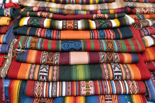 Tissus indiens au marché inca de Pisac au Pérou © JFBRUNEAU