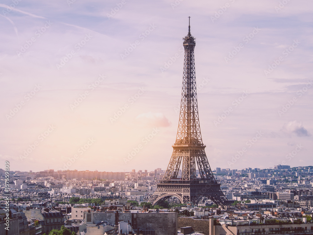 Fototapeta premium Paryż gród z wieżą Eiffla w półmroku. widok na wieżę Eiffla z Are de Triomphe