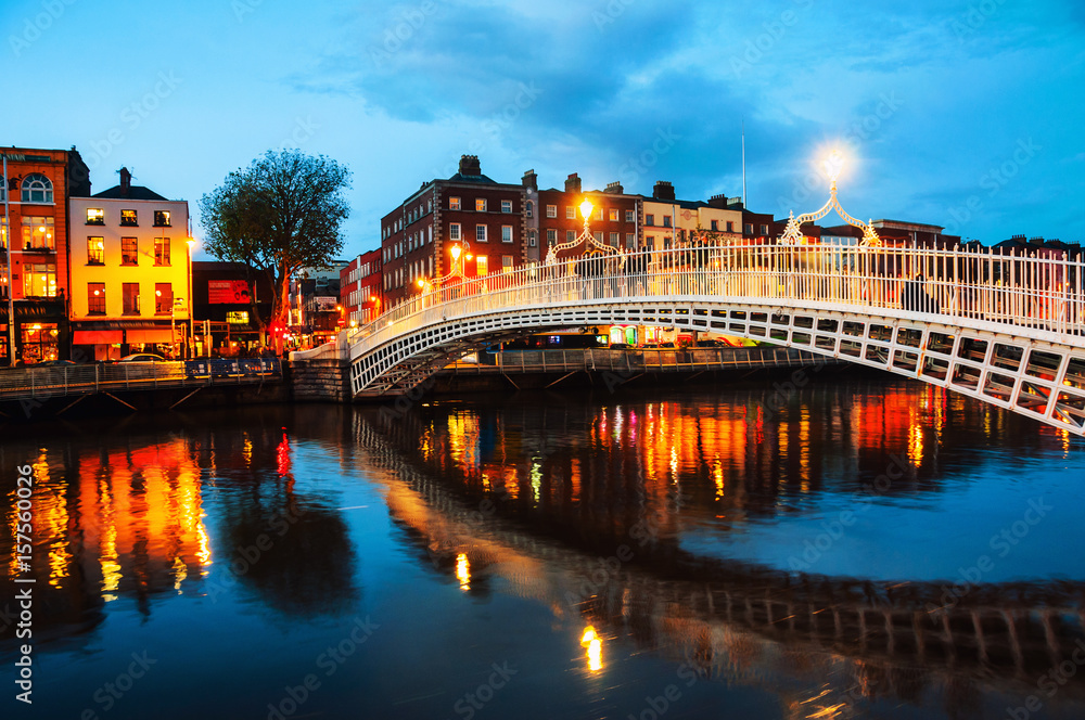 Naklejka premium Dublin, Irlandia. Nocny widok na słynny oświetlony most Ha Penny