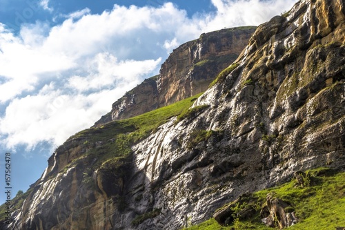 Горный пейзаж, красивый вид на высокие скалы в горном живописном ущелье, дикая природа и горы Северного Кавказа