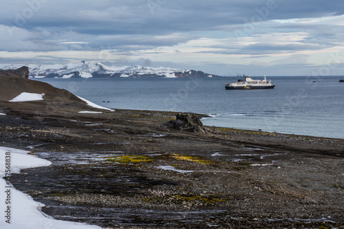 Корабль у берега острова в Антарктике.