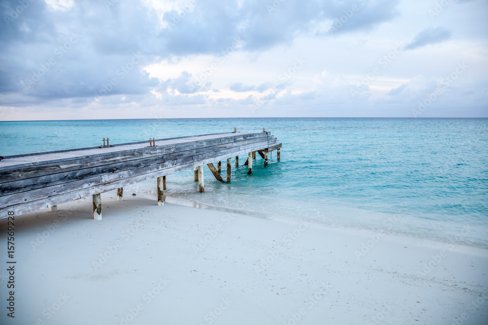 Holzsteg am Strand, Malediven