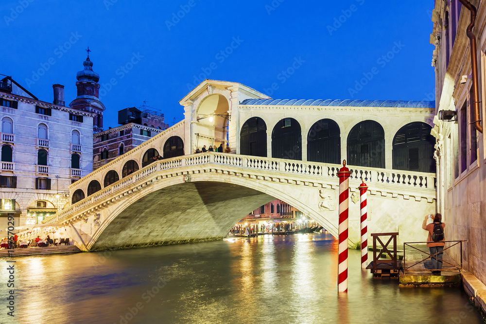 Night view of the Rialto Bridge in Venice