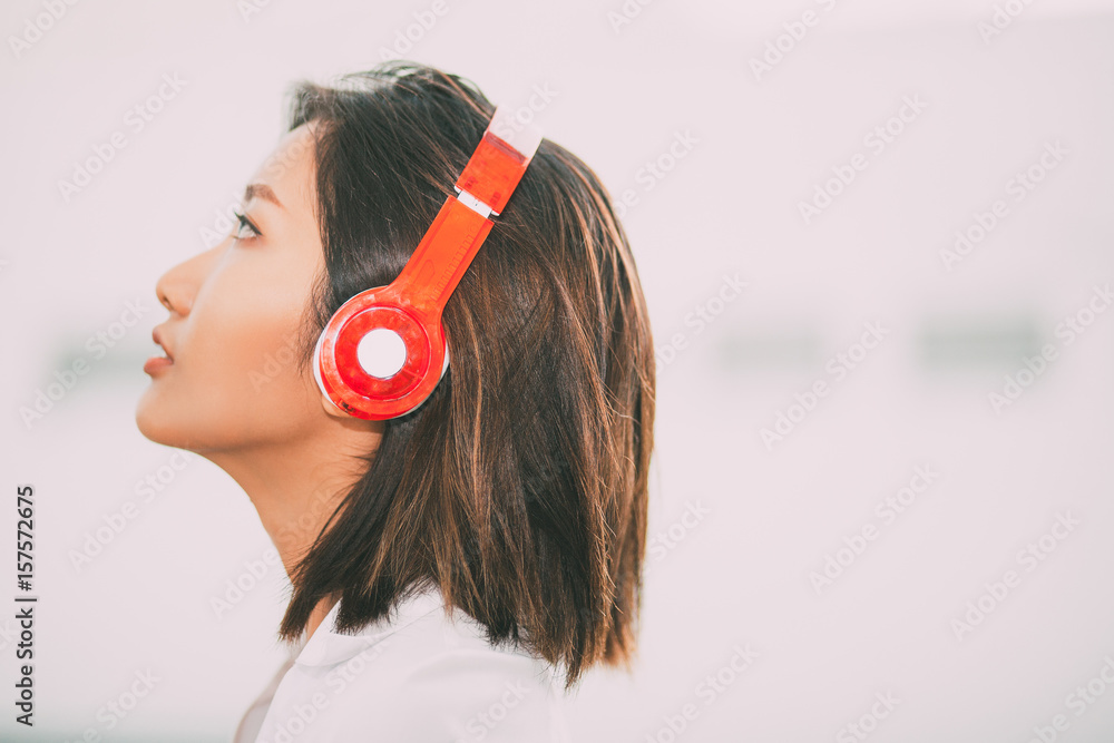 Φωτογραφία Closeup of Young Pretty Woman Listening to Music
