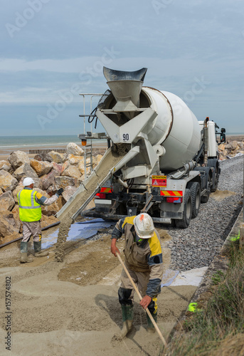 couler une chape de béton photo