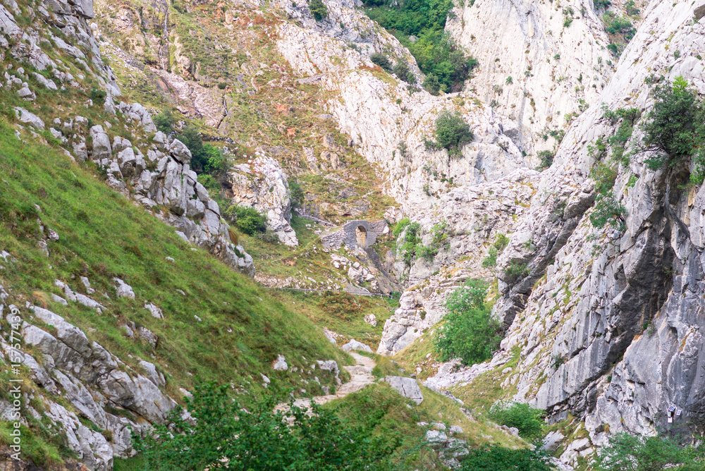 Φωτογραφία The Canal del Texu is a hiking trail and a passage way between the village Bulnes and Poncebos at the river Rio Cares