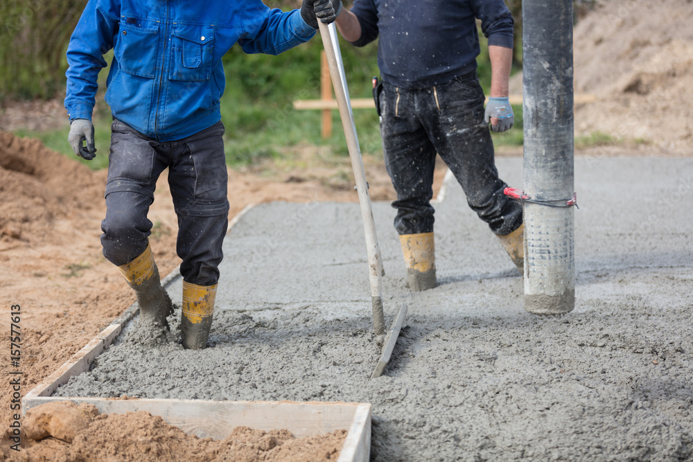Betonanlieferung beim Hausbau Betonanlieferung beim Hausbau