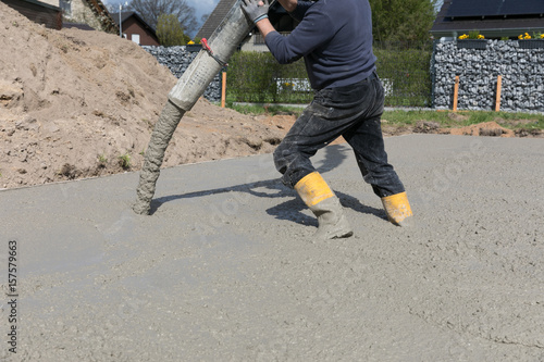 Betonanlieferung beim Hausbau