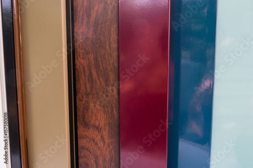 Vari profili in allumino colorati per serramenti e porte 