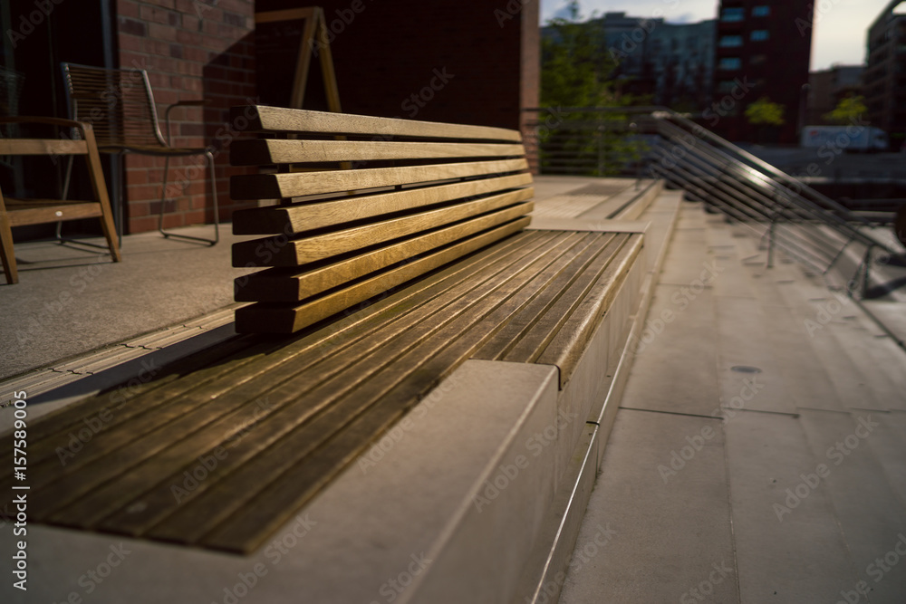 Stylische Sitzbank in der City mit der Treppe im Hintergrund Stylische Sitzbank in der City mit der Treppe im Hintergrund