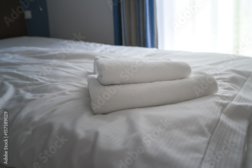 Bettwäsche mit den Handtüchern im Stappel