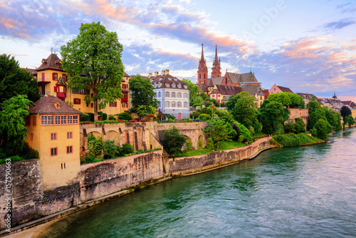 Foto Basel Old Town with Munster cathedral and Rhine, Switzerland