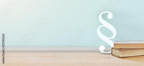 Fotografía paragraph symbol on wooden floor against wall