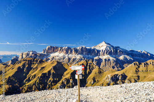 Wspaniały widok na pasmo górskie grupy Sella we włoskich Dolomitach w Południowym Tyrolu, z najwyższym szczytem Piz Boé. Widziana od szlaku aż do szczytu Marmolata, najwyższego szczytu Dolomitów.