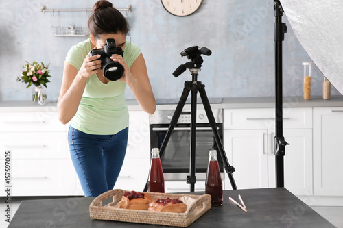 Young woman photographing f...