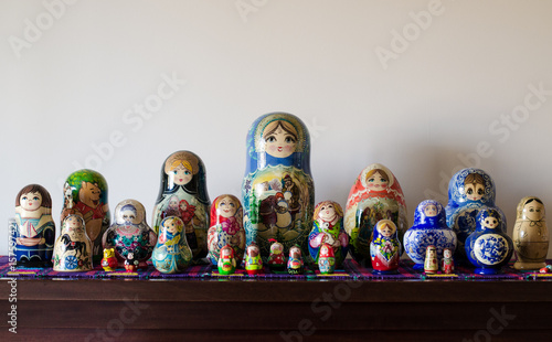 Fotografie Family of Russian matryoshka dolls on display