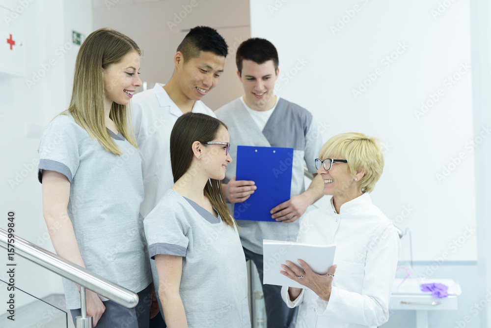 Obraz premium Professor with interns