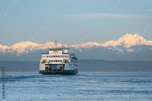 Canvas Print Ferry and Olympic Mountains