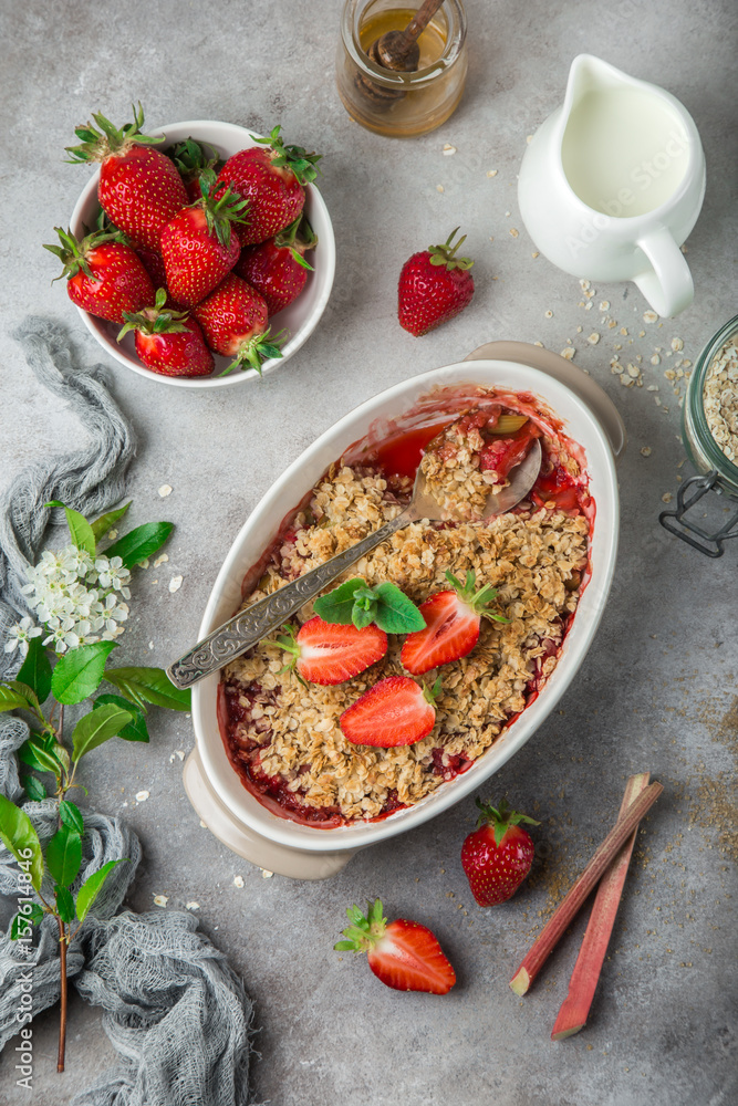 strawberry and rhubarb oats crumble pie in baking dish strawberry and rhubarb oats crumble pie in baking dish
