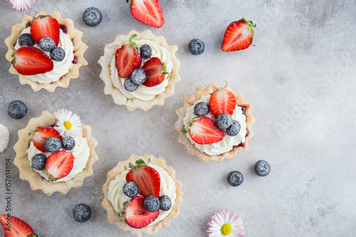 Fotografiet tarts with cream cheese and fresh berries