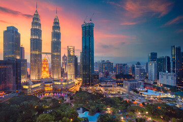 Gordijnen Azië Skyline Kuala Lumpur bij zonsondergang  © rudi1976