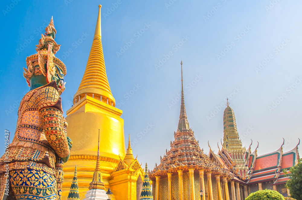 Naklejka premium Wat Phra Kaew, Temple of the Emerald Buddha at Royal Grand Palace Bangkok, Asia Thailand.