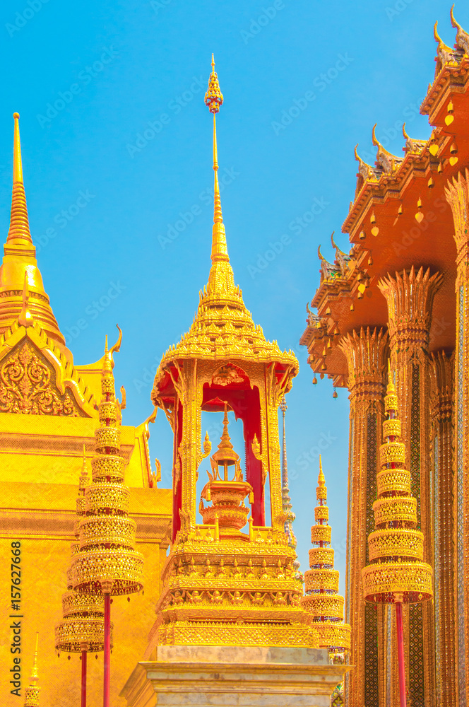 Obraz premium The Golden Crown and Throne at Wat Phra Kaew, Grand Palace, Bangkok, Thailand.