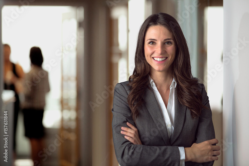 Fototapete Glücklicher lächelnder CEO-Manager an den Büroräumen, möglicherweise Immobilien,