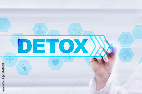 фотографія Medical doctor drawing detox on the virtual screen.