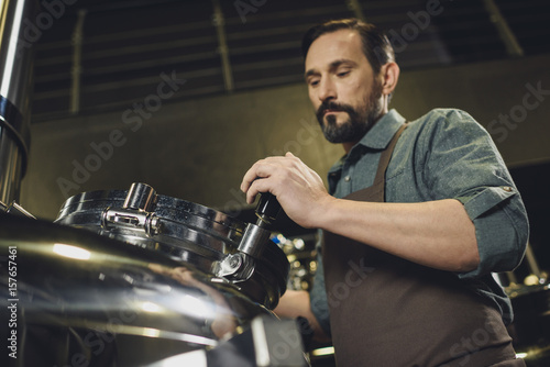 Fotografi Brewer inspecting tank