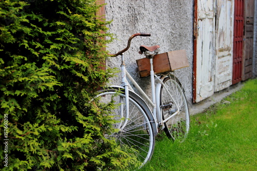  белый  ретро велосипед на фоне старых дверей