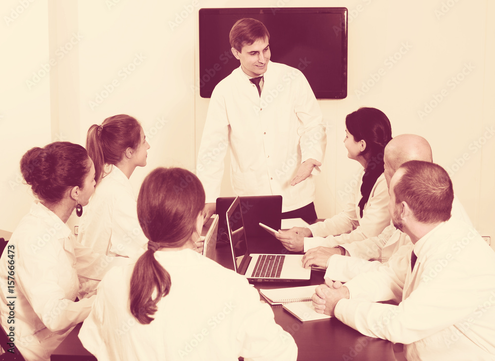 Obraz premium Specialists having discussion