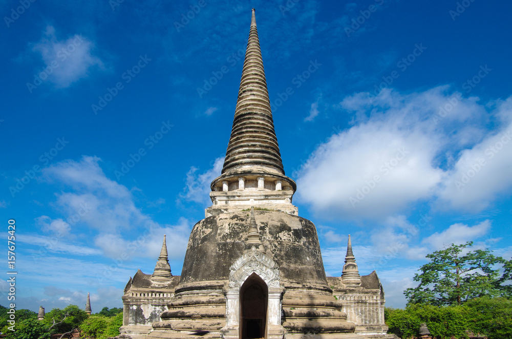 Fototapeta premium AYUTTHAYA, THAILAND - August, 2016: Ayutthaya Historical Park, Phra Nakhon Si Ayutthaya. Temple Pagoda in Ayutthaya of Thailand
