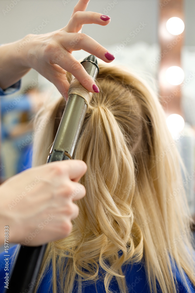 Naklejka premium hairstylist making hairstyle